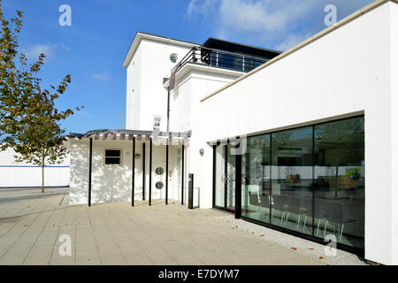 Art déco des années 1930 restaurée LA DEUXIÈME GUERRE MONDIALE, la tour de contrôle de l'Aérodrome de West Malling, maintenant un bureau & coffee shop au Kings Hill development Banque D'Images