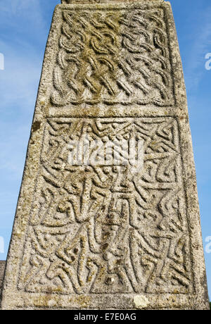 Le 11c Carew Cross, au château de Carew, Pembrokeshire. Une superbe croix celtique 4m de haut à la mémoire du Roi Maredudd ap Edwin, mort 1035 Banque D'Images