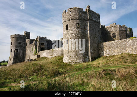 Les ruines du château de Carew, Pembrokeshire, pays de Galles, Royaume-Uni. Construit vers 1270 par Nicholas de Carew, il est maintenant géré par le parc national du Pembrokeshire Banque D'Images