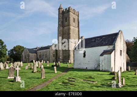 Carew Cheriton, Pembrokeshire, Pays de Galles, Royaume-Uni. Le 15c l'église St Mary avec le charnier et la chapelle mortuaire à l'avant-plan Banque D'Images