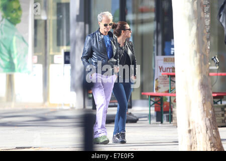 Sila Sahin balade en magasin de luxe bébé tout en prenant une marche avec un garçon non identifié à Kurfürstendamm (Ku'Damm). Comprend : Sila Sahin Où : Berlin, Allemagne Quand : 12 Mars 2014 Banque D'Images