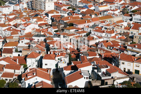 Les toits de tuiles rouges de la ville portugaise dans le district de Setúbal, Palmela Banque D'Images