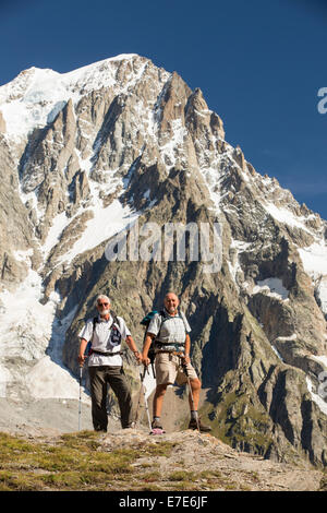 Les marcheurs faisant le tour du Mont Blanc au Mont de la Saxe au-dessus de Courmayeur en Italie, à l'ensemble de la Dent du Géant Banque D'Images