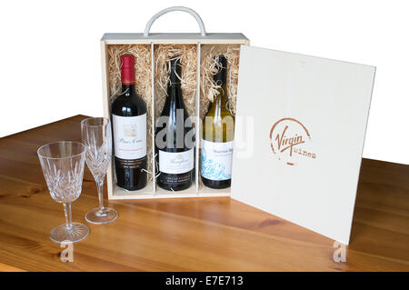 Présentation ou boîte-cadeau de trois bouteilles de vin de Virgin Wines isolé sur fond blanc. Banque D'Images