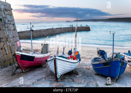 Bateaux de pêche sur la plage de Sennen Cove près de Land's End en Cornouailles Banque D'Images