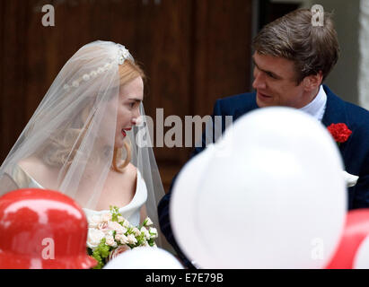 La princesse Maria Theresia von Thurn et Taxis et Hugo Wilson à pied hors de l'église après leur mariage à l'église de Saint Joseph en Tutzingen, Allemagne, 13 septembre 2014. Photo : Angelika Warmuth/dpa Banque D'Images