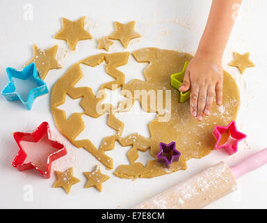 Couper la pâte à biscuits de formes star Banque D'Images