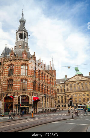 AMSTERDAM, Pays-Bas - 19 mars 2014 Amsterdam : l'ancien bureau de poste principal, en ce moment un centre commercial connu sous le nom de Magna Plaza Banque D'Images