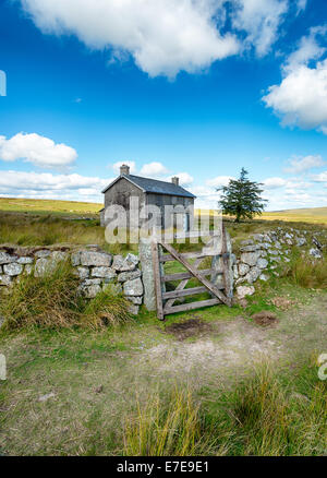 Une ancienne ferme abandonnée et au Nun's traverser une partie reculée du parc national de Dartmoor dans le Devon, près de Princetown Banque D'Images
