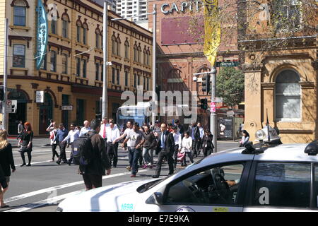 Les personnes qui traversent la rue George dans Sydney Central Business District, Australie Banque D'Images