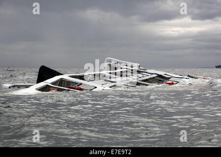 Manille. 15 Sep, 2014. Photo prise le 15 septembre 2014 présente le Super Shuttle 7 Ferry qui a coulé dans la baie de Manille, aux Philippines. Quinze membres d'équipage ont été secourus par le bateau chaviré qui a été secouée par de forts vents et des vagues. Le typhon Kalmaegi a touché terre au nord des Philippines le dimanche après-midi et on s'attend à rester dans le pays jusqu'à mardi, l'État a déclaré l'agence météorologique. Credit : Rouelle Umali/Xinhua/Alamy Live News Banque D'Images