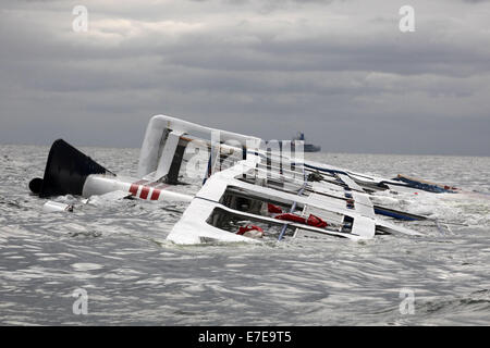 Manille. 15 Sep, 2014. Photo prise le 15 septembre 2014 montrent le Super Shuttle 7 Ferry qui a coulé dans la baie de Manille, aux Philippines. Quinze membres d'équipage ont été secourus par le bateau chaviré qui a été secouée par de forts vents et des vagues. Le typhon Kalmaegi a touché terre au nord des Philippines le dimanche après-midi et on s'attend à rester dans le pays jusqu'à mardi, l'État a déclaré l'agence météorologique. Credit : Rouelle Umali/Xinhua/Alamy Live News Banque D'Images