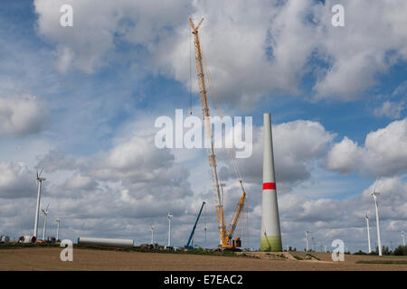 Installation d'une éolienne, schönermark, uckermark, Brandenburg, Allemagne Banque D'Images