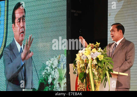 Bangkok, Thaïlande. 15 Sep, 2014. Le premier ministre Prayuth Chan-ocha préside la cérémonie de clôture d'un cours de formation à l'École du personnel de l'armée dans l'Armée de club, Bangkok, Thaïlande, le 15 septembre 2014. © Sageamsak Rachen/Xinhua/Alamy Live News Banque D'Images