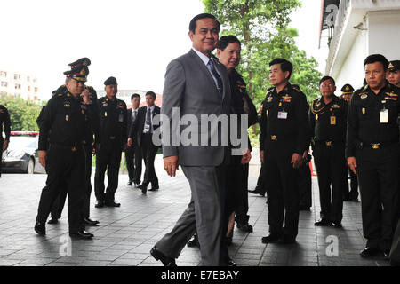 Bangkok, Thaïlande. 15 Sep, 2014. Le premier ministre Prayuth Chan-OCHA (C) arrive pour présider la cérémonie de clôture d'un cours de formation à l'École du personnel de l'armée dans l'Armée de club, Bangkok, Thaïlande, le 15 septembre 2014. © Sageamsak Rachen/Xinhua/Alamy Live News Banque D'Images