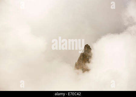 Le brouillard se lever au-dessus de Val Ferret dans les Alpes suisses, avec un aperçu d'un pic de montagne. Banque D'Images