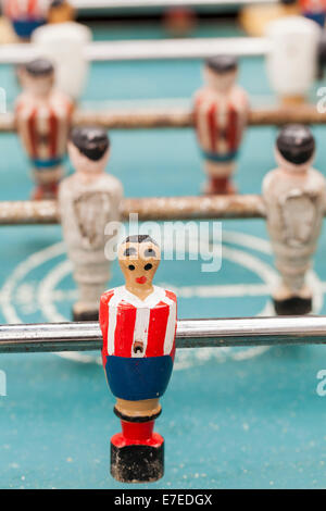 Jeu de football de table à l'ancienne montre des signes d'utilisation. Banque D'Images
