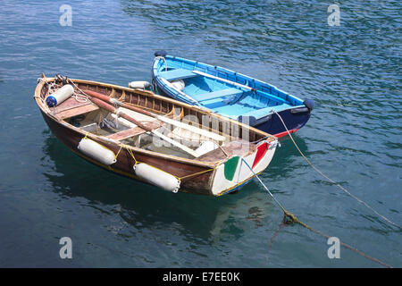 Petits bateaux en bois, amarré dans le port de Portofino, Italie Banque D'Images