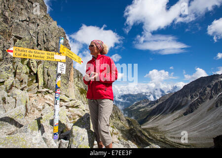 La fenetre d'Arpette à 2665M dans les alpes suisses sur le Tour du Mont Blanc, avec une marchette faisant le tour du Mont Blanc. Banque D'Images