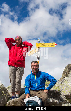 La fenetre d'Arpette à 2665M dans les alpes suisses sur le Tour du Mont Blanc, avec une marchette faisant le tour du Mont Blanc. Banque D'Images