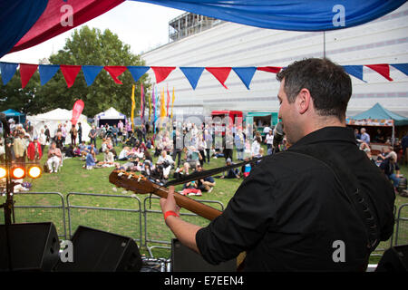 Rassemblement de personnes pour se détendre, écouter les bandes et d'autres activités au Village du ruban bleu. Festival Thames London UK. Banque D'Images
