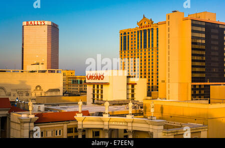 Lumière du soir sur le Caesars Atlantic City, New Jersey. Banque D'Images