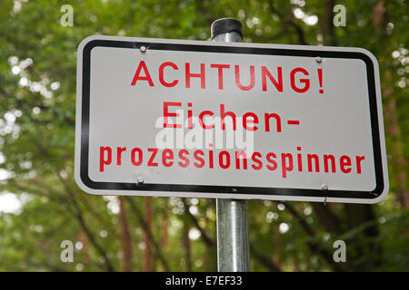 Panneau d'avertissement dans l'allemand pour les chenilles la chenille processionnaire chêne (Thaumetopoea processionea) en forêt en Allemagne Banque D'Images