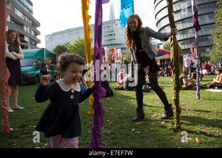 Rassemblement de personnes pour se détendre, écouter les bandes et d'autres activités au Village du ruban bleu. Festival Thames London UK.