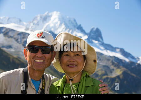 Aiguille Verte et Les Drus dans le massif du Mont blanc au-dessus de Chamonix, Alpes, auprès des marcheurs faisant le tour du Mont Blanc sur le Col de Balme. Banque D'Images