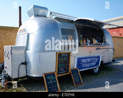 Caravane Airstream transformée en plats à emporter à Aberystwyth Wales UK Banque D'Images