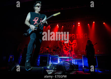 Milwaukee, Wisconsin, États-Unis. Sep 9, 2014. Le guitariste de la bande de nouilles la progéniture effectue live at Eagles Ballroom/La rave à Milwaukee, Wisconsin © Daniel DeSlover/ZUMA/Alamy Fil Live News Banque D'Images
