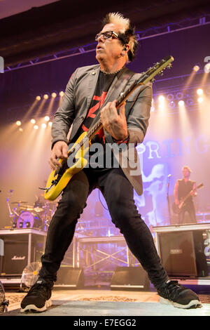 Milwaukee, Wisconsin, États-Unis. Sep 9, 2014. Le guitariste de la bande de nouilles la progéniture effectue live at Eagles Ballroom/La rave à Milwaukee, Wisconsin © Daniel DeSlover/ZUMA/Alamy Fil Live News Banque D'Images