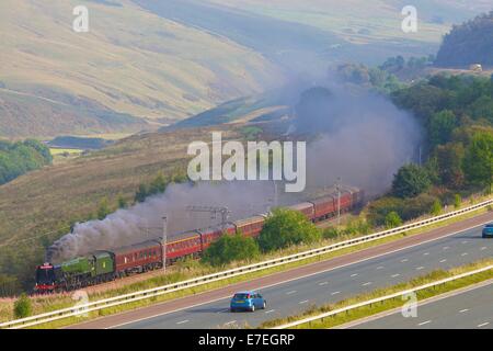 Locomotive à vapeur de l''autoroute M6 dans la vallée de la rivière Lune. Howgills, Cumbria, West Coast Main Line, England, UK. Banque D'Images
