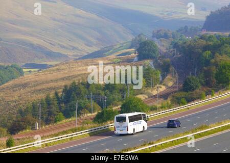 Voiture sur la M6 dans la vallée de la rivière Lune. Howgills, Cumbria, West Coast Main Line, England, UK. Banque D'Images