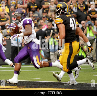 Iowa City, Iowa, États-Unis. 30e Août, 2014. University of Northern Iowa's Darrian Miller s'exécute dans la zone des buts pour l'atterrissage dans un NCAA football match entre le Nord de l'Iowa l'Iowa Hawkeyes panthères et à stade Kinnick à Iowa City, IA., Samedi, Août 30th, 2014. © John Schultz/Quad-City Times/ZUMA/Alamy Fil Live News Banque D'Images