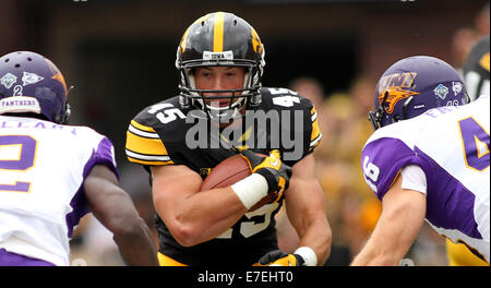 Iowa City, Iowa, États-Unis. 30e Août, 2014. L'Iowa's Mark Weisman reçoit un coup dans le trou en Makinton Dorieant d'UNI (2) et Jake Farley (46) dans un match de football NCAA entre le Nord de l'Iowa l'Iowa Hawkeyes panthères et à stade Kinnick à Iowa City, IA., Samedi, Août 30th, 2014. © John Schultz/Quad-City Times/ZUMA/Alamy Fil Live News Banque D'Images