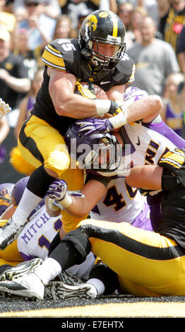 Iowa City, Iowa, États-Unis. 30e Août, 2014. L'Iowa's mark Wwisman charrues int la zone des buts pour un touché dans une NCAA football match entre le Nord de l'Iowa l'Iowa Hawkeyes panthères et à stade Kinnick à Iowa City, IA., Samedi, Août 30th, 2014. © John Schultz/Quad-City Times/ZUMA/Alamy Fil Live News Banque D'Images