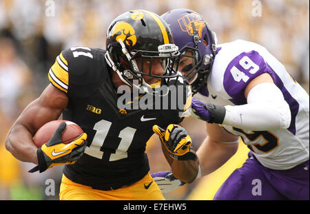 Iowa City, Iowa, États-Unis. 30e Août, 2014. Kevonte Martin-Manley l'Iowa est touché par le nord de l'Iowa, Brett McMakin après la réalisation de la prise, dans un match de football entre les NCAA Northern Iowa Iowa Hawkeyes panthères et le au stade Kinnick à Iowa City, IA., Samedi, Août 30th, 2014. © John Schultz/Quad-City Times/ZUMA/Alamy Fil Live News Banque D'Images