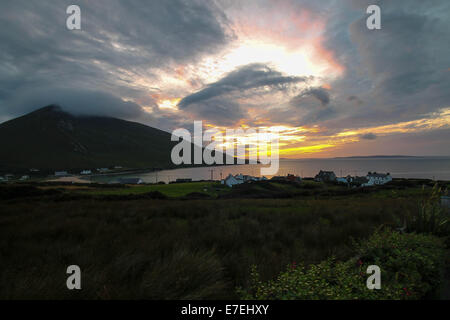 Slievemore Mountain Irlande Achill Island avec un nuage effrayant donnant sur Banque D'Images