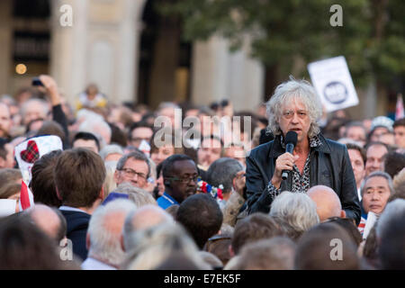 Londres, Royaume-Uni. 15 septembre 2014. Sir Bob Geldof prend la parole à un rassemblement à Trafalgar Square exhorte le peuple écossais à voter "non" lors du référendum sur l'Écossais, jeudi 18 septembre, et à rester partie du Royaume-Uni. Des milliers de personnes, dont beaucoup en agitant des drapeaux de l'Union et sautoires avait suivi l'invitation à la place par le comédien Eddie Izzard et diffuseur dan la neige. Credit : Nick Savage/Alamy Live News Banque D'Images