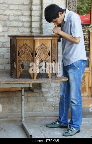 Tachkent, Ouzbékistan - 18 MAI 2012 : fabricant de meubles à travailler sur une table traditionnelle le 18 mai 2012 à Tachkent, Uzbekista Banque D'Images