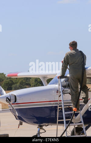 Civil Air Patrol pilot standing alimentant le moteur unique avion utilisé pour la recherche et sauvetage Banque D'Images