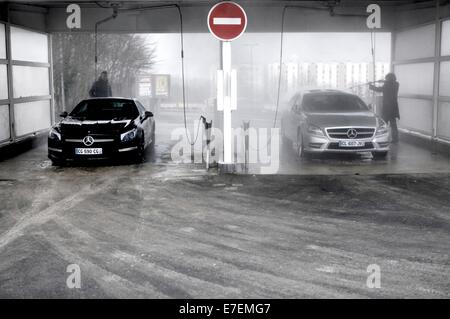 Mercedes SL 63 AMG et la Mercedes CLS 350 CDI Break, Reims, Champagne-Ardenne, France. Banque D'Images