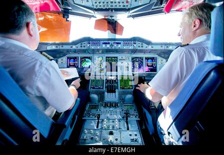 L'intérieur du cockpit de l'A380 tandis que 35 000 pieds au-dessus de l'Atlantique Nord pendant le vol Air France AF0065 Los Angeles - Paris. Banque D'Images