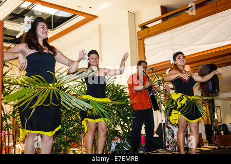 Honolulu Waikiki Beach Hawaii,Hawaiian,Oahu,Hilton,hôtel hôtels motels inn motel,spectacle hula,performance,honorer le Prince Jonas Kuhio Kalanianaol Banque D'Images