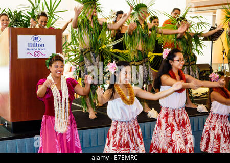 Honolulu Waikiki Beach Hawaii,Hawaiian,Oahu,Hilton,hôtel hôtels motels inn motel,spectacle hula,performance,honorer le Prince Jonas Kuhio Kalanianaol Banque D'Images