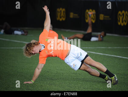 Stellenbosch, Afrique du Sud. 15 Sep, 2014. Werner Kok s'étend avant la formation au cours de la journée des médias Sevens Springbok Stellenbosch à l'Académie des Sports. Le Springbok Sevens se préparent pour la prochaine série de la HSBC IRB Sevens qui débute à Gold Coast, en Australie, le mois prochain. L'équipe vise à terminer top 4 à la fin de la série, qui seront qualifiés pour les Jeux Olympiques de Rio de 2016. Credit : Roger Sedres/Alamy Live News Banque D'Images