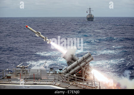 Un missile antinavire Harpoon est lancé à partir de la classe Ticonderoga croiseur lance-missiles USS Shiloh au cours de l'exercice Valiant Shield 2014 15 septembre 2014, au large de Guam. Banque D'Images