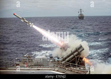 Un missile antinavire Harpoon est lancé à partir de la classe Ticonderoga croiseur lance-missiles USS Shiloh au cours de l'exercice Valiant Shield 2014 15 septembre 2014, au large de Guam. Banque D'Images