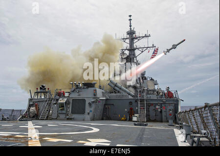 Un missile antinavire Harpoon est lancé à partir de l'Arleigh-Burke missiles guidés USS Stethem lors de l'exercice Valiant Shield 2014 15 septembre 2014, au large de Guam. Banque D'Images